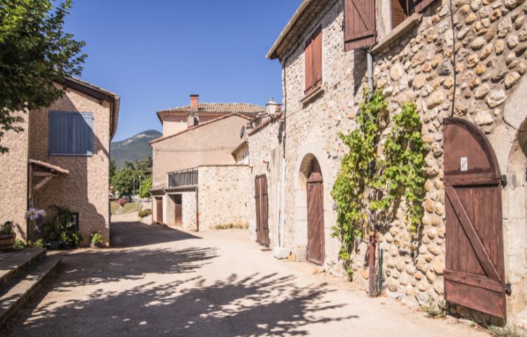 maison avec façade traditionnelle en pierre